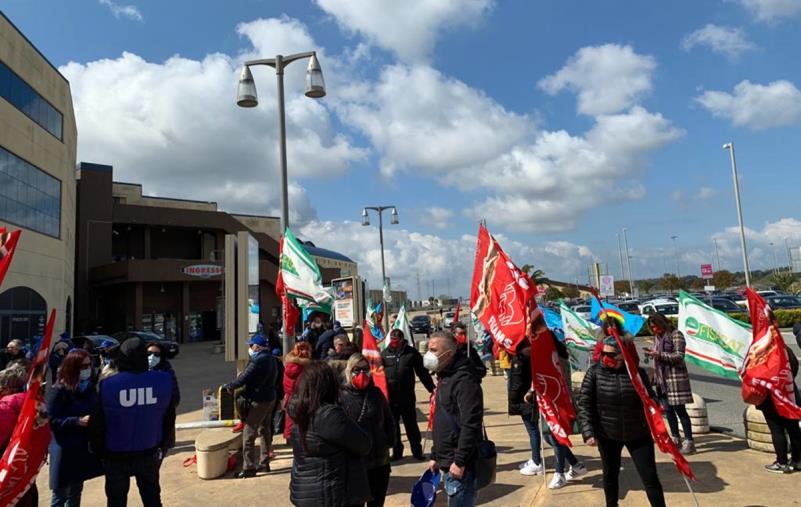 Lavoratori del Carrefour di Lamezia in protesta. I sindacati: "Raggiunto l'accordo sulla cassa integrazione" images Lavoratori del Carrefour di Lamezia in protesta. I sindacati: "Raggiunto l'accordo sulla cassa integrazione"