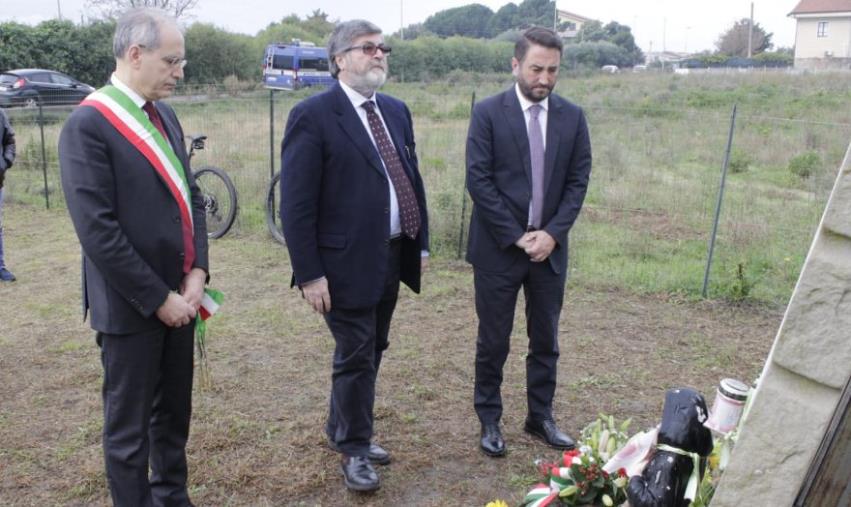 images Rubato l'albero vicino alla stele che ricorda la strage dei ciclisti a Lamezia Terme