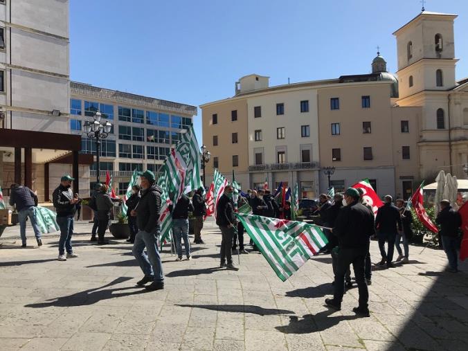 Lavoratori agricoli in piazza per manifestare contro l’esclusione dal Decreto sostegni images Lavoratori agricoli in piazza per manifestare contro l’esclusione dal Decreto sostegni