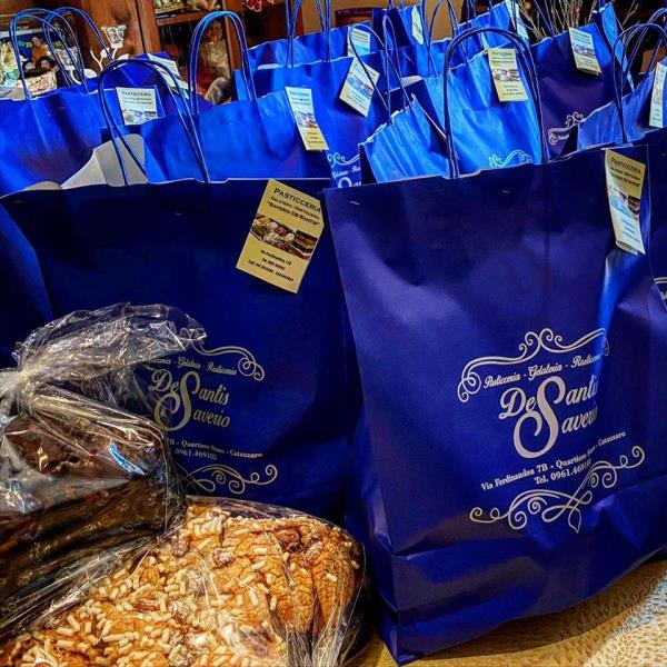 images Coronavirus. La pasticceria De Santis dona colombe pasquali al reparto di Malattie infettive del "Pugliese": "Grazie di esistere"