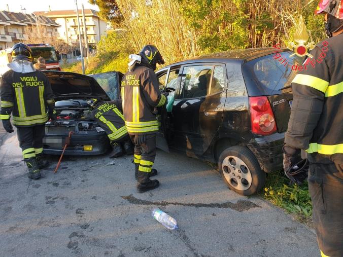 images Scontro in via degli Svevi, il conducente di una delle due auto trasportato in ospedale