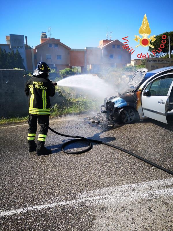 Fiamme dal vano motore sulla strada del Corace, a Tiriolo: giovane si salva uscendo dall'auto poco prima dell'incendio images Fiamme dal vano motore sulla strada del Corace, a Tiriolo: giovane si salva uscendo dall'auto poco prima dell'incendio