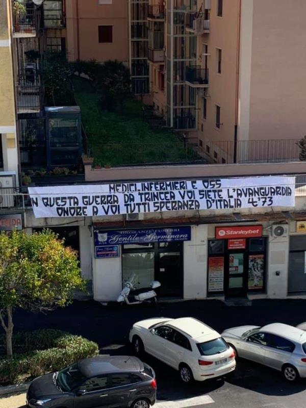 Coronavirus. Il grazie degli Ultras a medici e operatori su uno striscione davanti all'ospedale "Pugliese" images Coronavirus. Il grazie degli Ultras a medici e operatori su uno striscione davanti all'ospedale "Pugliese"