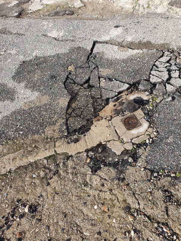 Catanzaro. "Fiume d'acqua" in località Cava: inutili i solleciti agli uffici preposti del Comune images Catanzaro. "Fiume d'acqua" in località Cava: inutili i solleciti agli uffici preposti del Comune