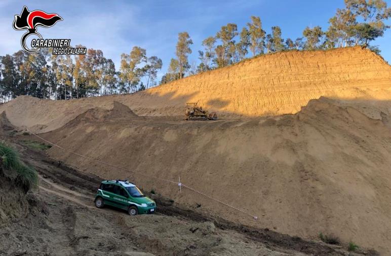 Locri, spaiano abusivamente un’intera collina: denunciate due persone images Locri, spaiano abusivamente un’intera collina: denunciate due persone