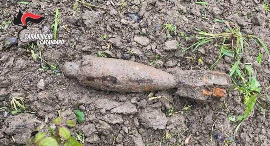 images I carabinieri trovano, e fanno brillare, un ordigno della seconda guerra mondiale in un terreno a Maida 