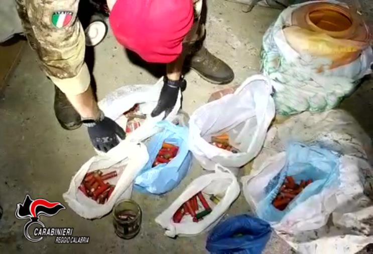 Nascondeva un fucile e munizioni fra le lamiere del casolare, 54enne denunciato nel Reggino images Nascondeva un fucile e munizioni fra le lamiere del casolare, 54enne denunciato nel Reggino