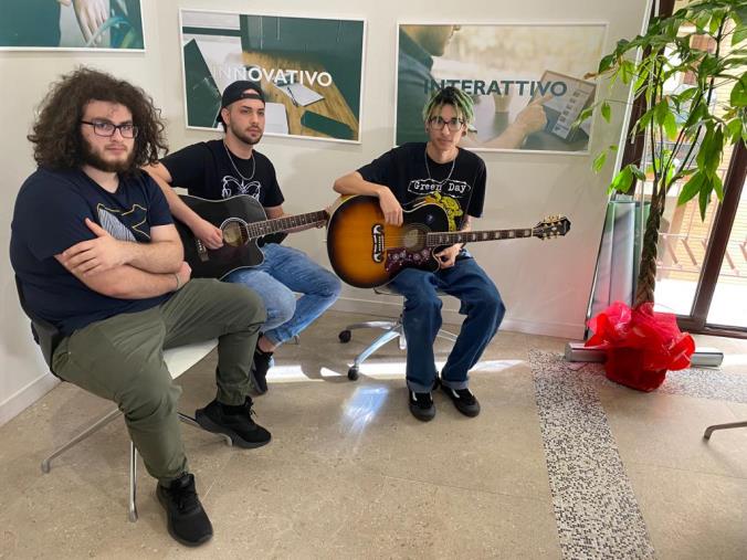 Punk Rock. I Macy's Parade in redazione per presentare il loro album "Crap" (LIVE) images Punk Rock. I Macy's Parade in redazione per presentare il loro album "Crap" (LIVE)