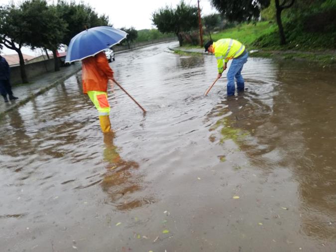 images Maltempo. Disagi a Caraffa: strada completamente allagata. All'opera i volontari della Prociv