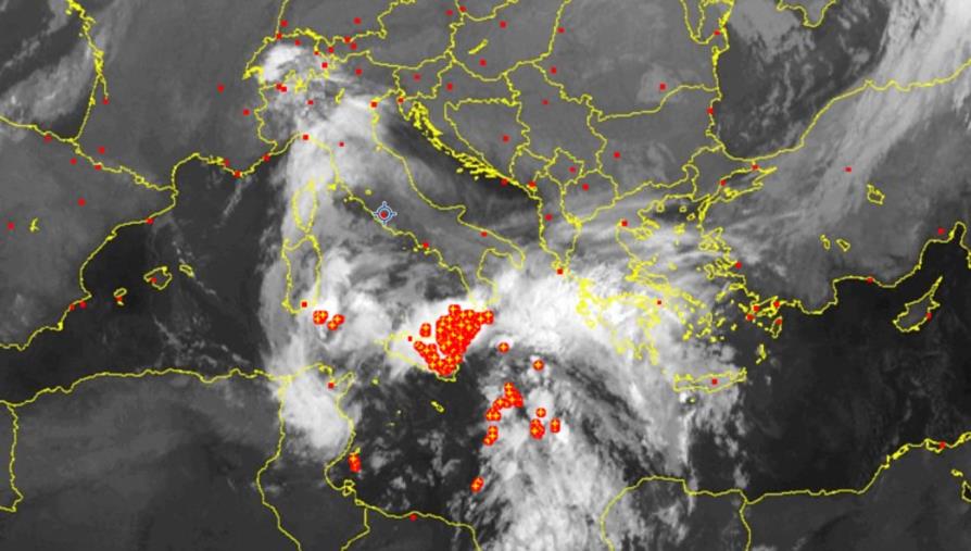 Maltempo, chiuso tratto sulla ss182 ‘Delle serre calabre’: alberi caduti sulla carreggiata images Maltempo, chiuso tratto sulla ss182 ‘Delle serre calabre’: alberi caduti sulla carreggiata