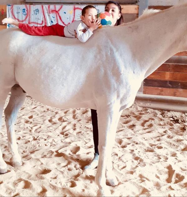 images Ippoterapia. La sociologa Ludovica Staglianò la usa con i ragazzi disabili: “E’ quella che io definisco la terapia delle emozioni”