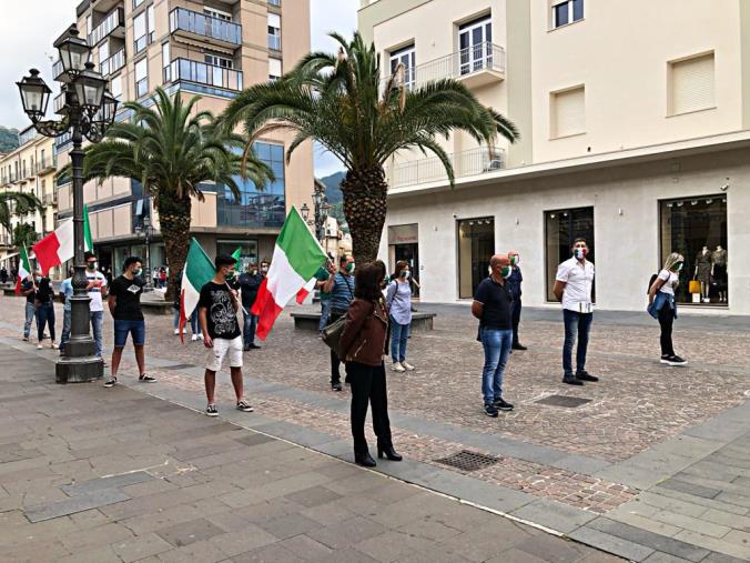 images Le mascherine tricolori ancora in piazza a Lamezia Terme: "Non si vedono rilanci ma solo ritardi"