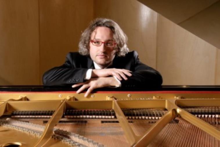 Si apre la nuova stagione degli Amici della Musica con il tango di Mattia Mistrangelo images Si apre la nuova stagione degli Amici della Musica con il tango di Mattia Mistrangelo