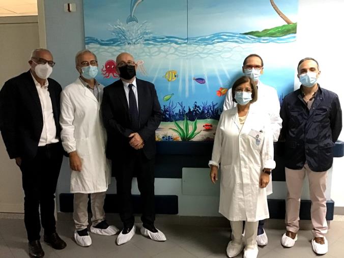 images Catanzaro. L'Oncoematologia&nbsp;pediatrica del “Pugliese-Ciaccio” si tinge di mille colori con i quadri di Fabio Mazzitelli 
