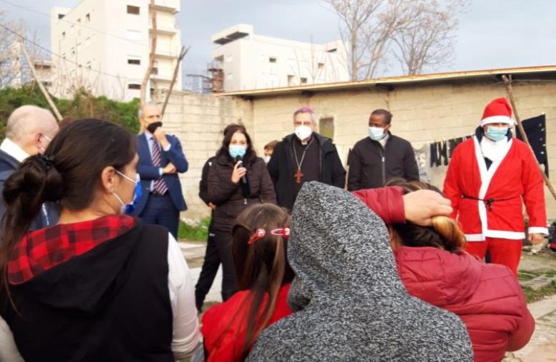 images Lamezia Terme, vescovo e volontari in visita al campo Rom di Scordovillo&nbsp;con Babbo Natale 
