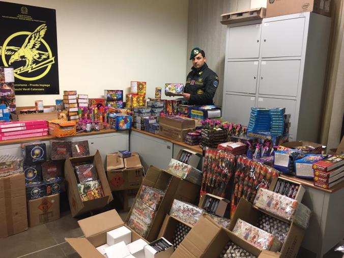 Deteneva 42mila artifizi pirotecnici senza autorizzazione. Catanzarese denunciato alla vigilia del nuovo anno (VIDEO)
images Deteneva 42mila artifizi pirotecnici senza autorizzazione. Catanzarese denunciato alla vigilia del nuovo anno (VIDEO)