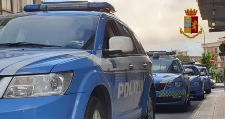 Catanzaro, ex prof barricato in casa minaccia il suicidio: poliziotti si arrampicano e lo salvano 