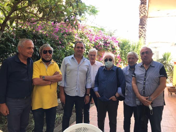 images De Magistris e il suo comitato elettorale al lavoro per le liste. Il catanzarese Pippo Capellupo sarà in quella del Presidente