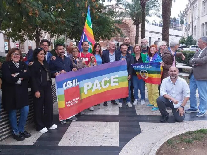 images Anpi Catanzaro, Cgil, Libera, Arci e altre associazioni in piazza per fermare la violenza in Israele e Palestina