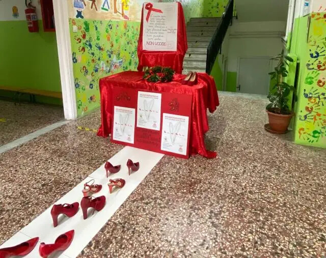 Catanzaro, scarpe rosse in fila al plesso Samà dell’Ic "Don Milani": un progetto di lettura ed arte sociale images Catanzaro, scarpe rosse in fila al plesso Samà dell’Ic "Don Milani": un progetto di lettura ed arte sociale