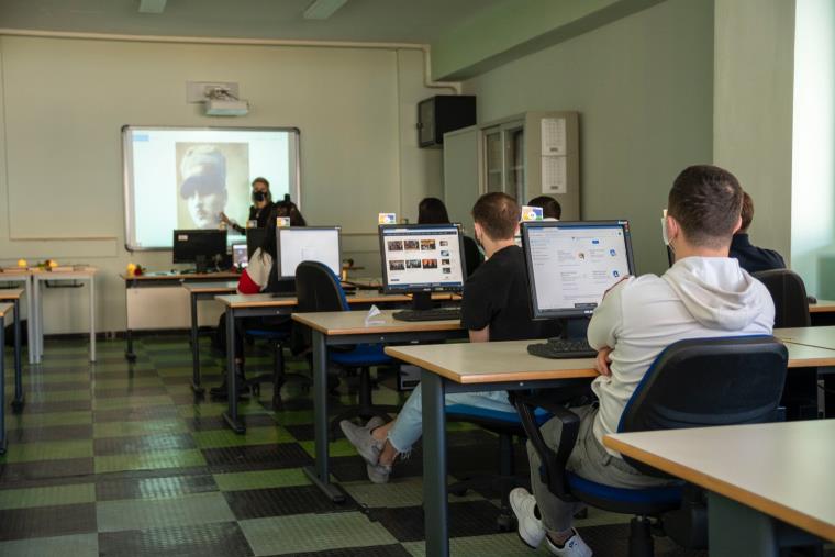 Catanzaro. Il "Pacioli" sul podio nazionale con il premio Mombaroccio-Sarano "Luci nel buio della Shoah": la V E conquista il terzo posto images Catanzaro. Il "Pacioli" sul podio nazionale con il premio Mombaroccio-Sarano "Luci nel buio della Shoah": la V E conquista il terzo posto