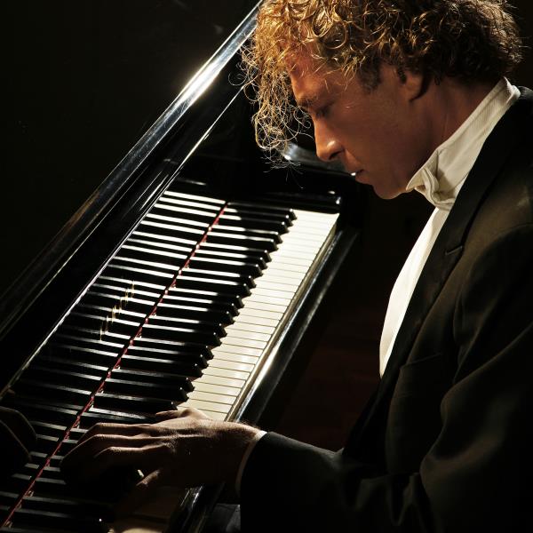 images Gli Amici della musica "ospitano" Paolo Restani nella Sala Concerti di Palazzo De Nobili a Catanzaro, appuntamento venerdì 21 gennaio 