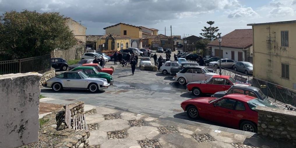 images Auto storiche, le mitiche “signore” hanno sfilato nel borgo medioevale di Squillace