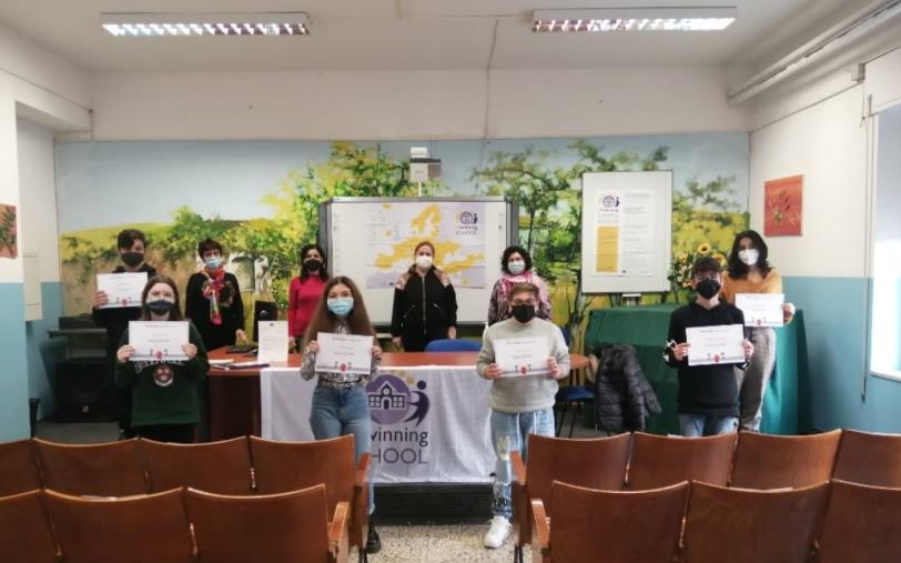 L’IC “Vivaldi” di Catanzaro ottiene il certificato di “Scuola eTwinning 2021-2022” e si fregia della targa ufficiale images L’IC “Vivaldi” di Catanzaro ottiene il certificato di “Scuola eTwinning 2021-2022” e si fregia della targa ufficiale