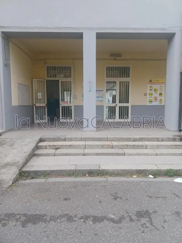 Bagni fuori uso nella scuola Murano, genitori esasperati: “Nessuno ci ha avvisato a scapito dei bimbi”
images Bagni fuori uso nella scuola Murano, genitori esasperati: “Nessuno ci ha avvisato a scapito dei bimbi”