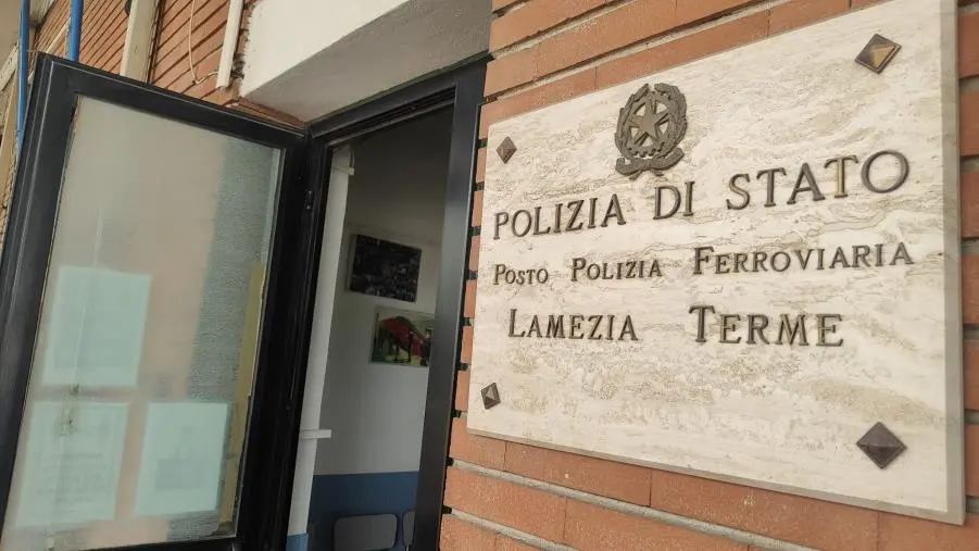 Si sente male alla stazione di Lamezia: poliziotti e un medico salvano la vita a un anziano 