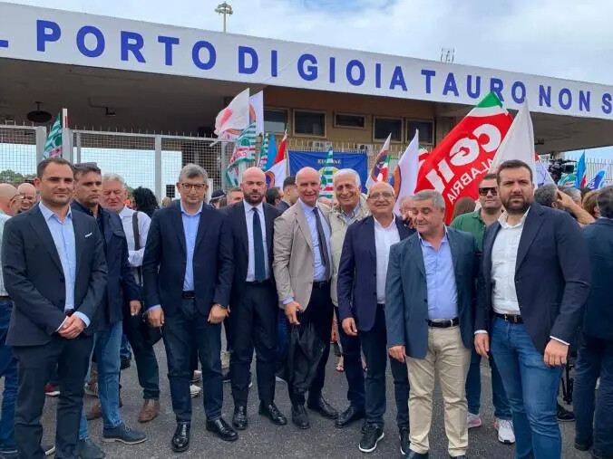 Porto Gioia Tauro, il vicepresidente e i capigruppo di maggioranza del Consiglio regionale compatti: "Fermare la direttiva" images Porto Gioia Tauro, il vicepresidente e i capigruppo di maggioranza del Consiglio regionale compatti: "Fermare la direttiva"