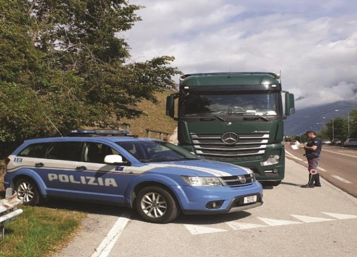 images Crotone, scoperto con sistema per escludere l'AdBlu: sanzionato tir e ritirata carta di circolazione
