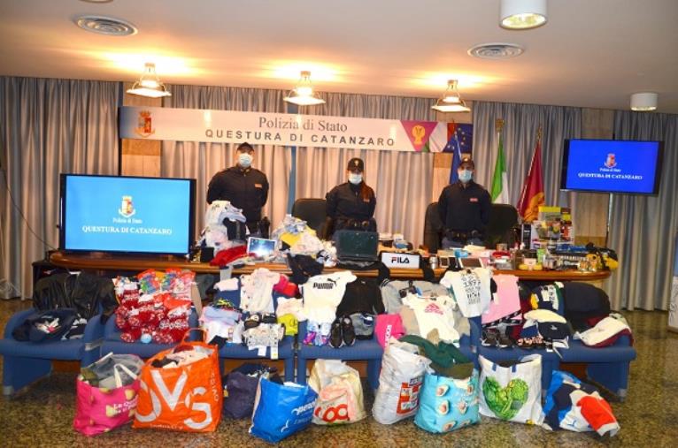 Catanzaro. Trovati con la refurtiva in casa a viale Isonzo, arrestati due pluripregiudicati. Prima delle manette aggrediscono i poliziotti images Catanzaro. Trovati con la refurtiva in casa a viale Isonzo, arrestati due pluripregiudicati. Prima delle manette aggrediscono i poliziotti