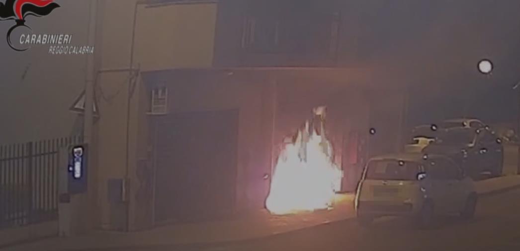 images 'Ndrangheta. Si rifiuta di vendere il suo negozio e glielo incendiano, due arresti a Reggio Calabria