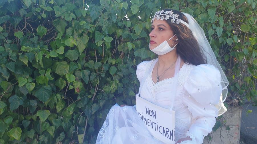 Crotone. Scende in strada vestita da sposa per ricordare l'importanza dell'arte: "Mi manca il teatro" images Crotone. Scende in strada vestita da sposa per ricordare l'importanza dell'arte: "Mi manca il teatro"