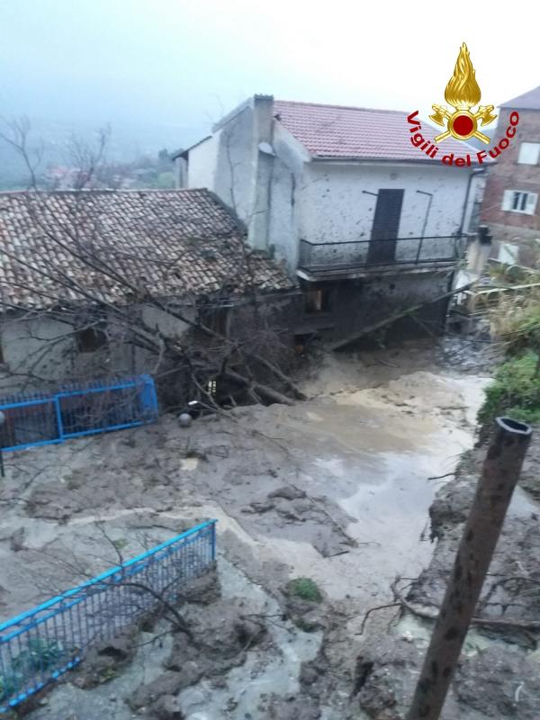 images Cosenza. Frana a Rota Greca: tre case investite dalla massa di fango e detriti &nbsp;