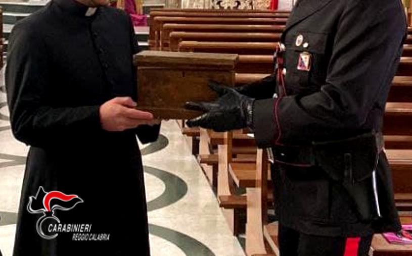 images San Giorgio Morgeto, si finge un fedele e ruba tra le offerte della chiesa: denunciato 