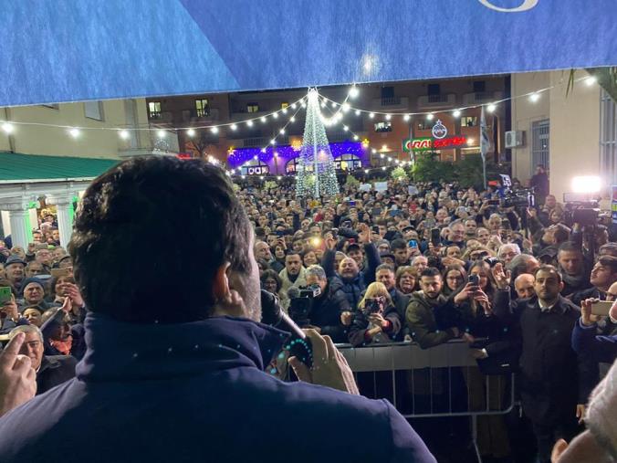 images "Siete indegni. I veri partigiani avrebbero problemi a vedervi". Salvini contro un gruppo di Sardine che lo ha contestato a Botricello