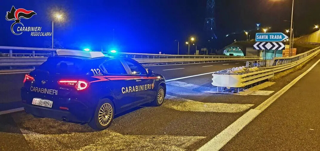 images Ruba un'auto e fugge contromano in autostrada: arrestato 19enne di Rosarno