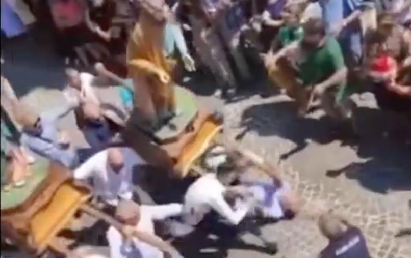 Pazzano, inciampa e cade sotto la statua: tragedia sfiorata alla processione (VIDEO) images Pazzano, inciampa e cade sotto la statua: tragedia sfiorata alla processione (VIDEO)