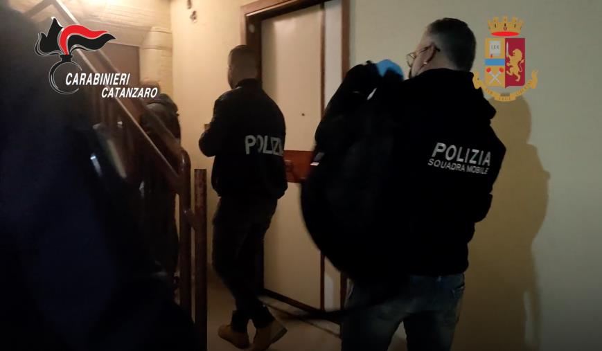 Testamenti falsi per incassare l'eredità: 9 arresti nel catanzarese (NOMI E VIDEO) images Testamenti falsi per incassare l'eredità: 9 arresti nel catanzarese (NOMI E VIDEO)