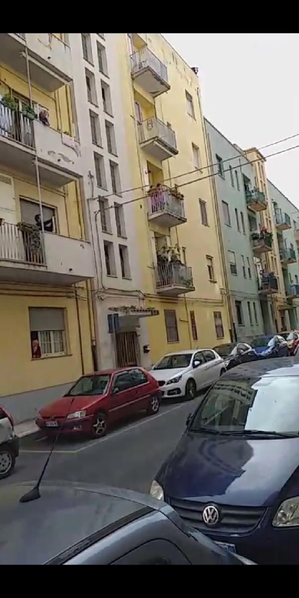images Coronavirus. In via Cilea a Catanzaro musica dai balconi per ringraziare medici e infermieri e dedicare un pensiero ai malati (VIDEO)