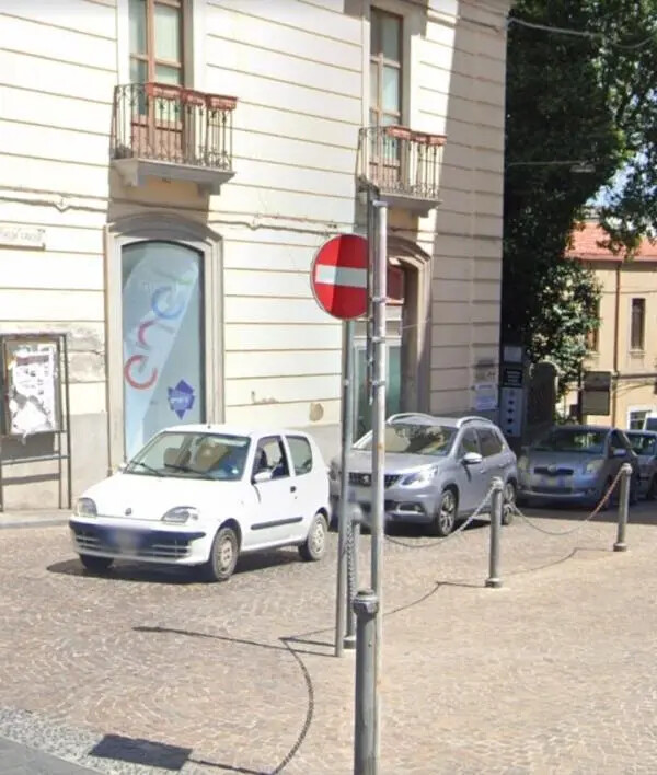 Catanzaro, "Senso Vietato" danneggiato e pericoloso manda spesso in tilt i conducenti in centro images Catanzaro, "Senso Vietato" danneggiato e pericoloso manda spesso in tilt i conducenti in centro