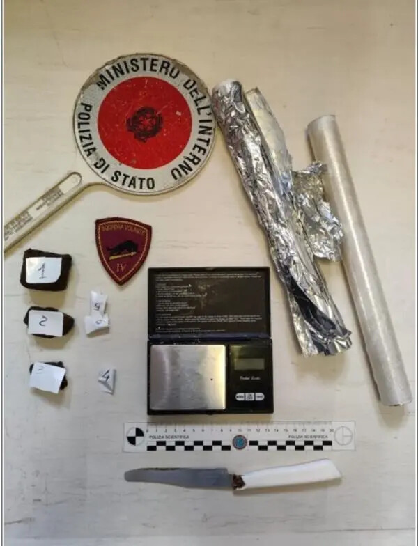 Si nascondeva in un B&b con la droga addosso: arrestata una donna a Crotone images Si nascondeva in un B&b con la droga addosso: arrestata una donna a Crotone