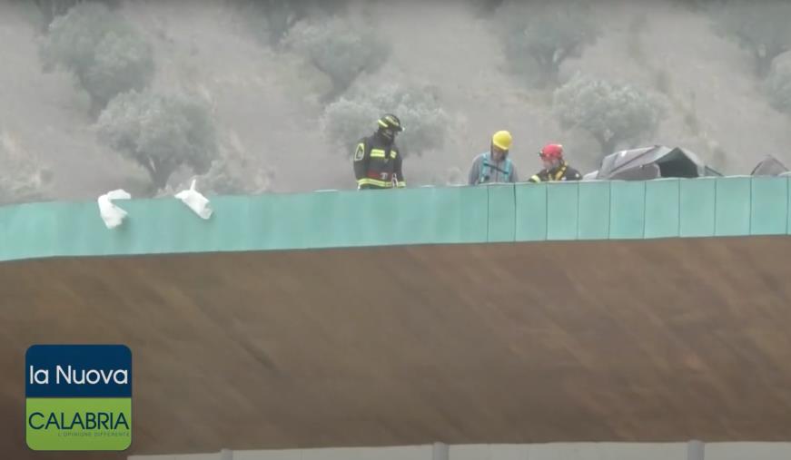 images Vento a Catanzaro, divelto il tetto dell'auditorium Umg: evacuate le aule (VIDEO)