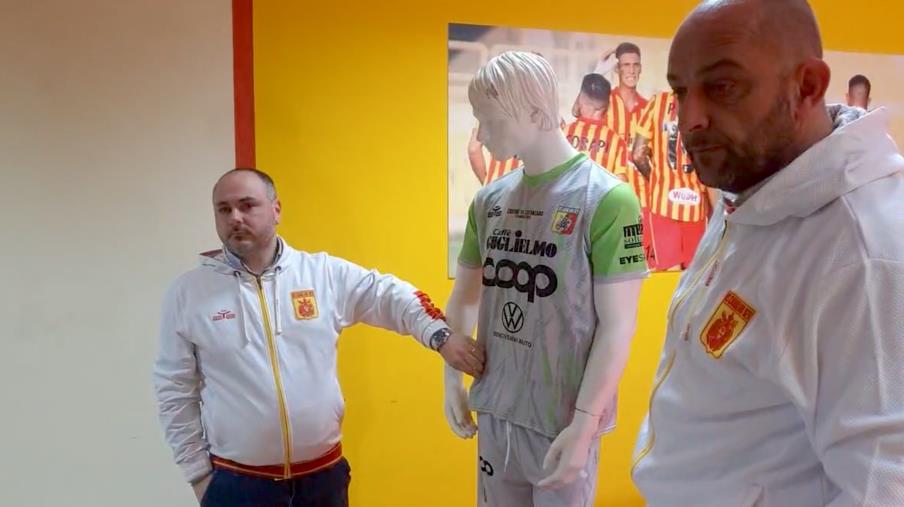 Grande cuore giallorosso, Aquile lunedì in campo con maglia speciale e ricavato benefico images Grande cuore giallorosso, Aquile lunedì in campo con maglia speciale e ricavato benefico