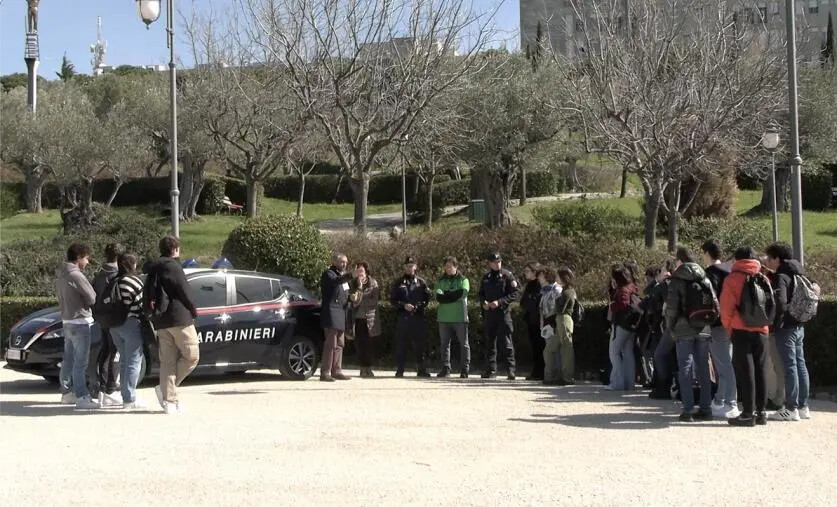 Ecologia e ambiente, progetto formativo dei carabinieri con gli studenti di "Chimirri" e "Galluppi" images Ecologia e ambiente, progetto formativo dei carabinieri con gli studenti di "Chimirri" e "Galluppi"