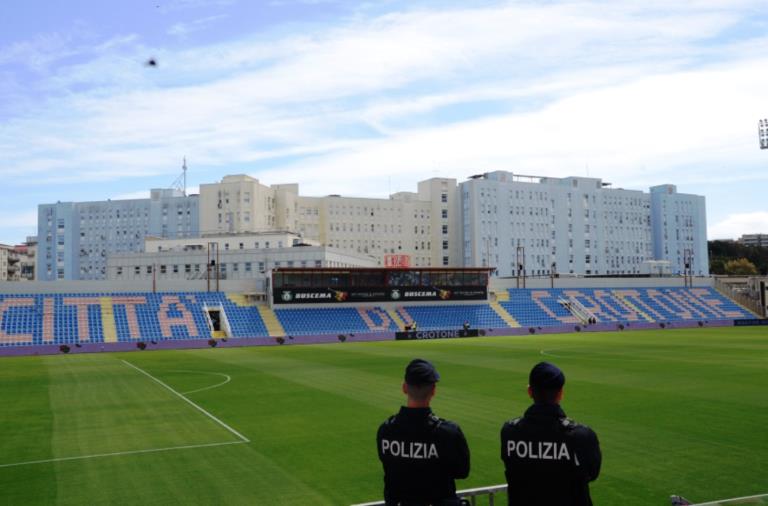 images Incontro di calcio Crotone-Cerignola, tifoso pugliese colpito da Daspo