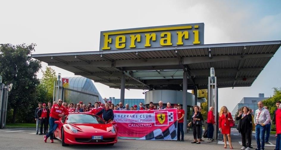 images “Il MU.MA.K si tinge di rosso”: sabato 19 giugno arrivano le Ferrari a Caminia. Spazio ad arte, moda e bellezza   