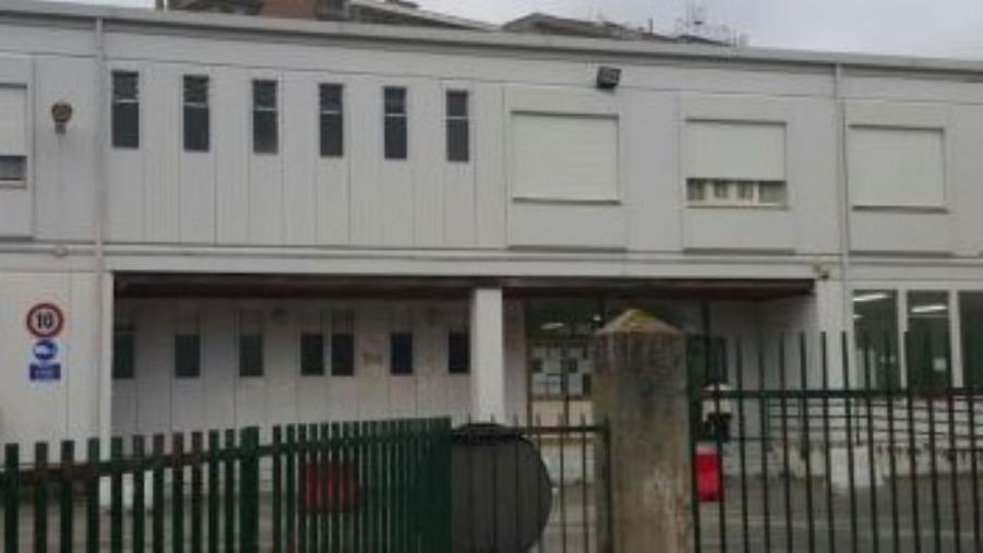 images Catanzaro. La scuola 'D'Errico' non "apre" ai bimbi della scuola primaria, la protesta di un gruppo di genitori